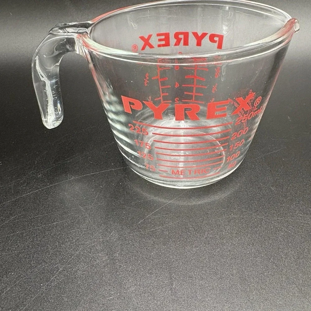 Pyrex 1 Cup Glass Measuring Cup 250ml Red Markings Pour Spout Handle USA Vintage
